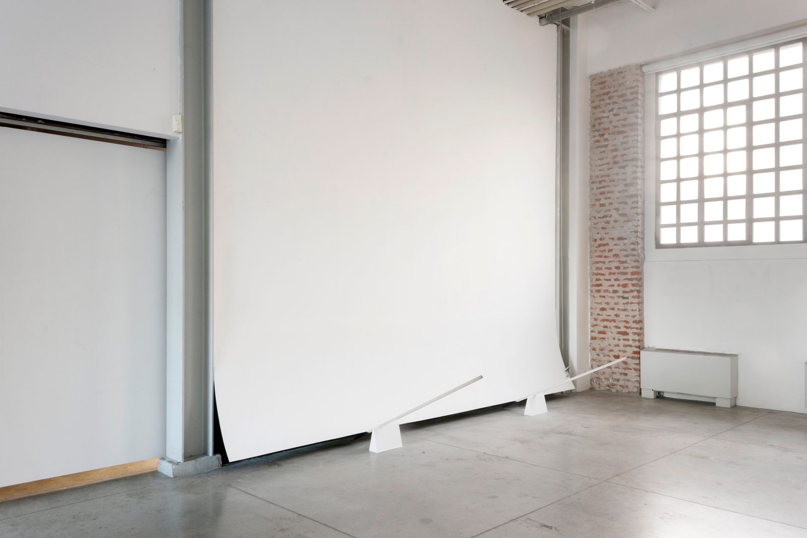 Duralinea, installation view, plasterboard wall and wood wedge, Fabbrica del Vapore, Milan, 2016 — ph. Rui Wu