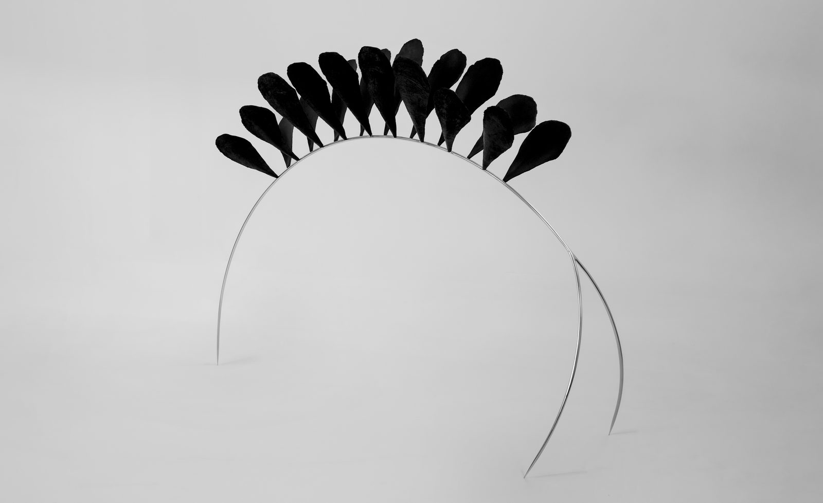 Endosimbionti II, black-patinated bronze and shark teeth, 139 × 20 × 38 cm, 2025 — ph. Rafael Jacinto