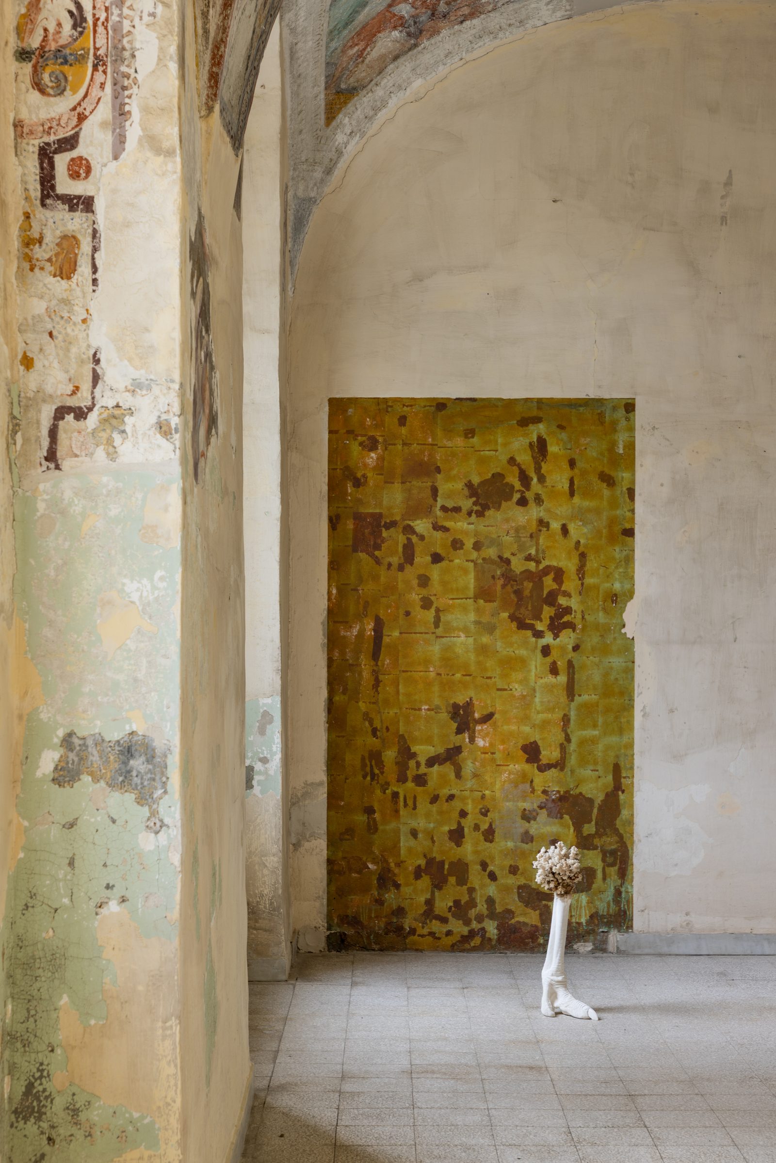 L’istinto ha preservato la mia specie. Luca Petti in dialogo con la Collezione Fabio Frasca, installation view, La Santissima — Community Hub, Naples, 2025 — ph. Danilo Donzelli