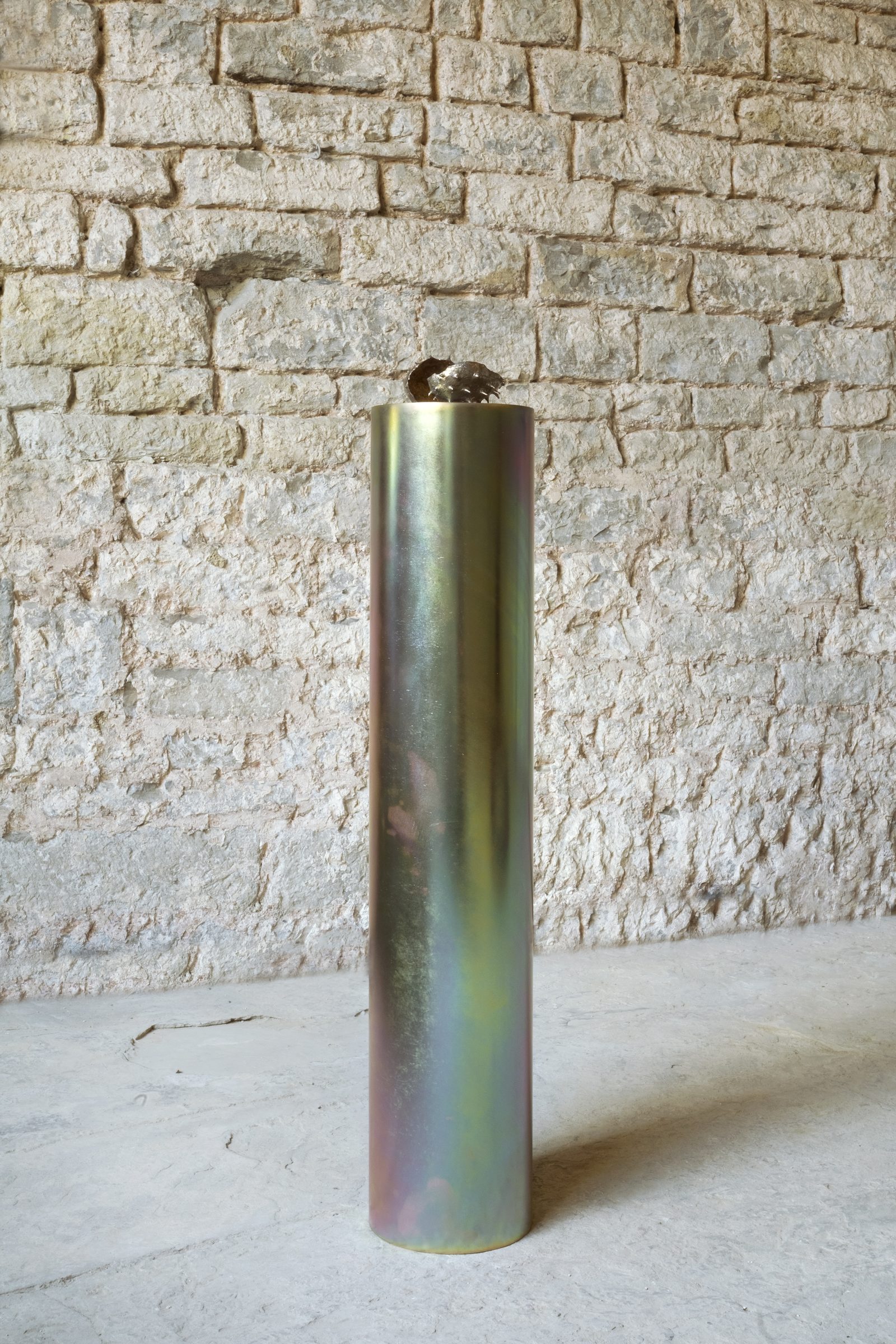 Specie elastiche per crepe dinamiche, installation view, bismuth casting and tropicalised metal cylinder, 100×20 cm, 2021 — courtesy Spazio Volta