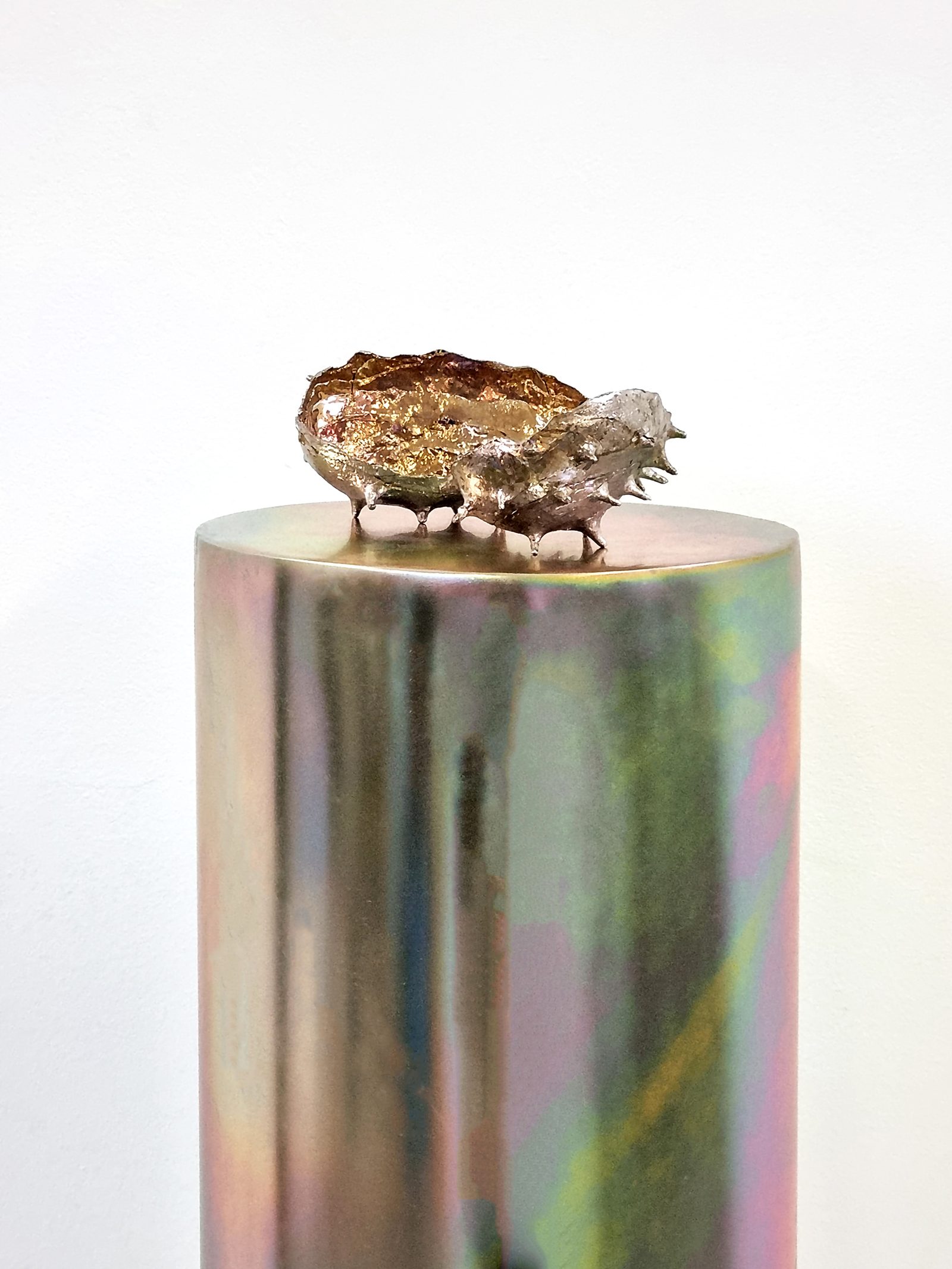 Specie elastiche per crepe dinamiche, detail, bismuth casting and tropicalised metal cylinder, 100×20 cm, 2021 — courtesy Spazio Volta